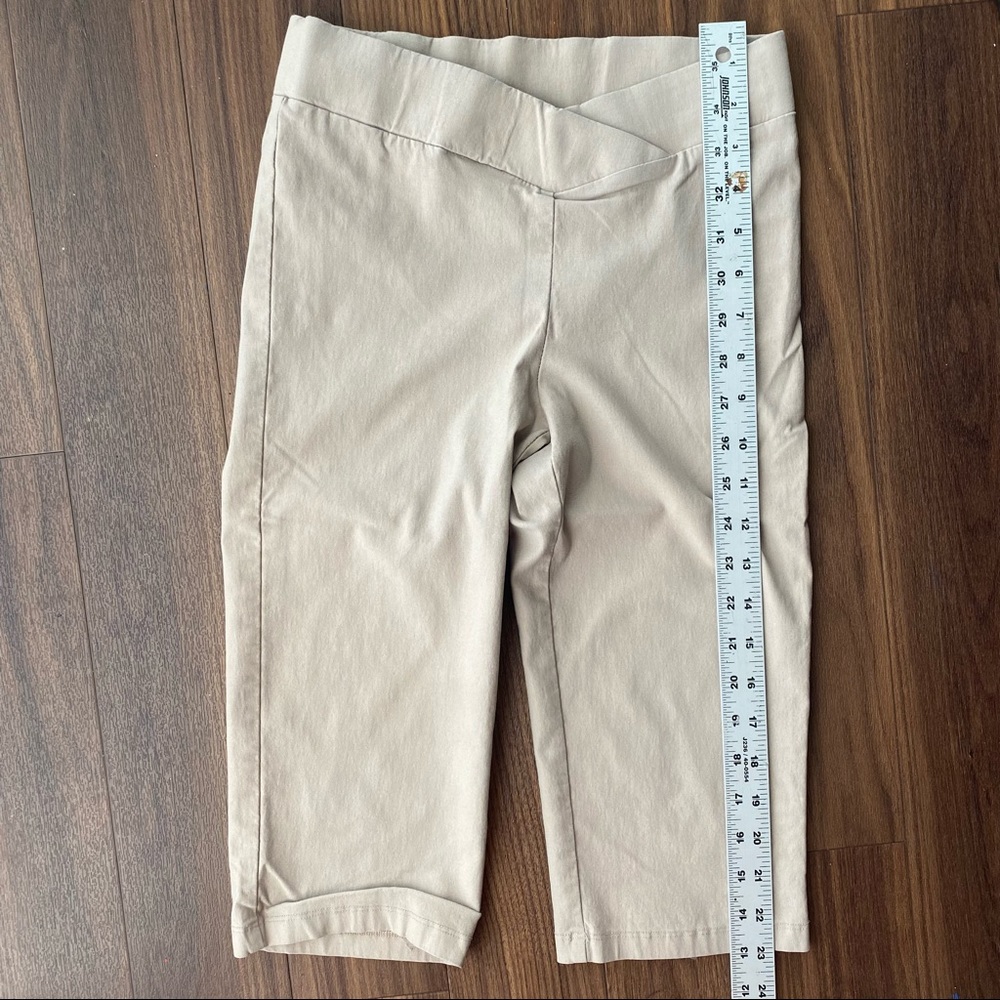 Avenue ultra stretchy khaki tan capri pants vintage